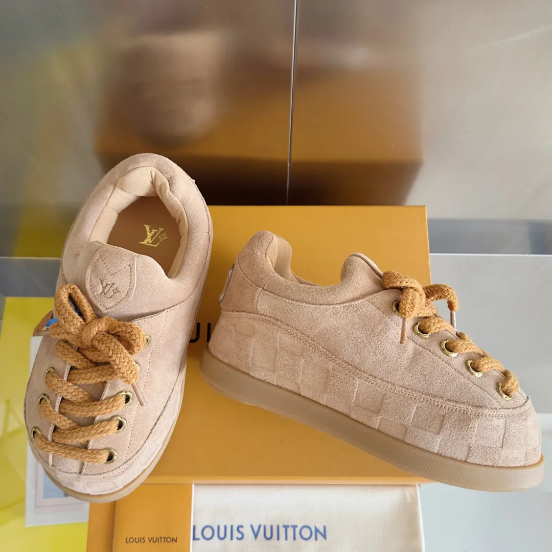 [L Family x Ingo joint model] Top P: 820💰 ▪️Size: Women's 35-40 (customized at 41.42 for women). Men's 39-44 (customized at 38.45.46) LV x Ingo joint model Top version Fatty Forrest Gump shoes Thick sole Couple model Casual sports shoes Original purchase and development Production LV Yeti lace-up shoes from LV Yeti The series combines Japanese "small feet" fashion aesthetics with classic Louis Vuitton elements in avant-garde strokes, subtly paying tribute to the traditional Japanese culture of taking off shoes when entering the house. The suede cow leather is partially embossed with Nigo's reinterpreted Damier pattern, and the comfortable casual shoe configuration highlights street style. Exquisite packaging at the delivery counter🛍📦 ▪️Fabric: Original imported first-layer cowhide ▪️Inner lining: Original custom-made breathable mesh ▪️Sole: Original molded non-slip TPU material ▪️Sole thickness: 5CM